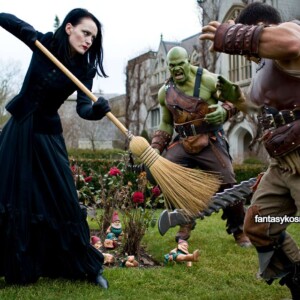 Orks zertrampeln die Gartenzwerge, habe aber nicht mehr der hexenhaften Bewohnerin gerechnet.