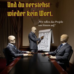 Drei Mumien in Anzügen sitzen in einem düsteren Konferenzraum, eine zeigt auf ein Flipchart voller Hieroglyphen – klassische Montagspanik im Untotenbüro.